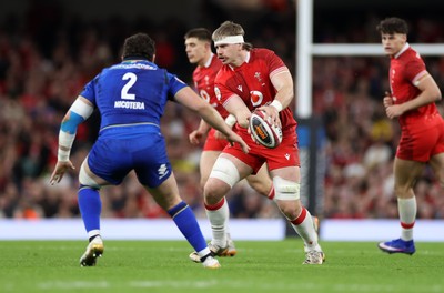 140326 - Wales v Italy - Guinness Six Nations Championship - Aaron Wainwright of Wales is challenged by Giacomo Nicotera of Italy 