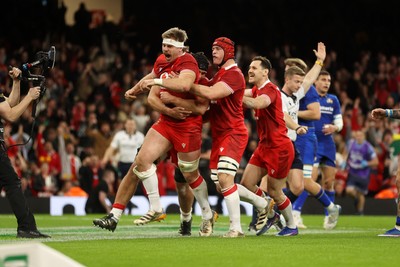 140326 - Wales v Italy - Guinness Six Nations Championship - Aaron Wainwright of Wales celebrates scoring a try with team mates