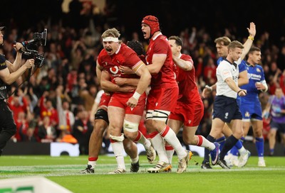 140326 - Wales v Italy - Guinness Six Nations Championship - Aaron Wainwright of Wales celebrates scoring a try with team mates