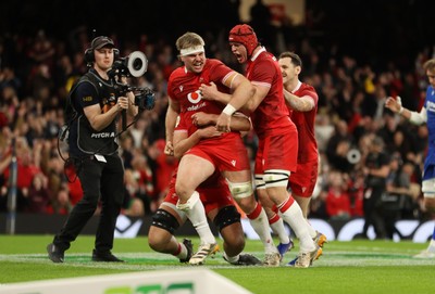 140326 - Wales v Italy - Guinness Six Nations Championship - Aaron Wainwright of Wales celebrates scoring a try with team mates
