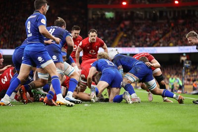 140326 - Wales v Italy - Guinness Six Nations Championship - Aaron Wainwright of Wales scores a try
