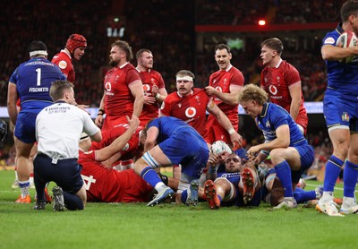 140326 - Wales v Italy - Guinness Six Nations Championship - Aaron Wainwright of Wales scores a try