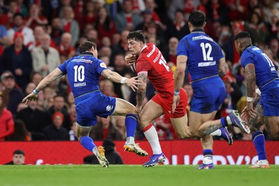 140326 - Wales v Italy - Guinness Six Nations Championship - Louis Rees-Zammit of Wales is challenged by Paolo Garbisi of Italy 