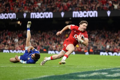 140326 - Wales v Italy - Guinness Six Nations Championship - Dan Edwards of Wales runs in to score a try