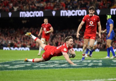 140326 - Wales v Italy - Guinness Six Nations Championship - Dan Edwards of Wales dives over the line to score a try