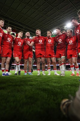 140326 - Wales v Italy - Guinness Six Nations Championship - Wales team huddle at full time