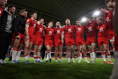 140326 - Wales v Italy - Guinness Six Nations Championship - Wales team huddle at full time