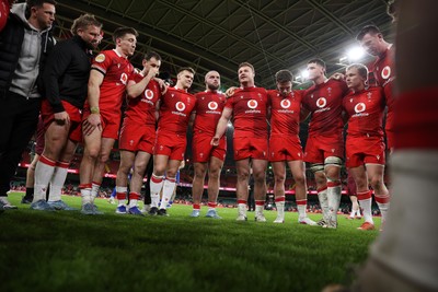 140326 - Wales v Italy - Guinness Six Nations Championship - Wales team huddle at full time