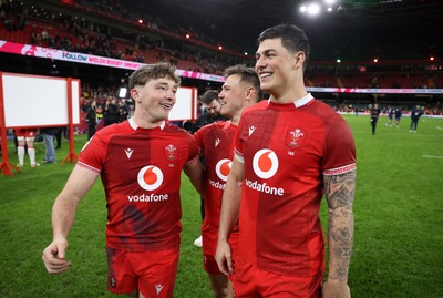140326 - Wales v Italy - Guinness Six Nations Championship - Dan Edwards, Jarrod Evans and Louis Rees-Zammit of Wales at full time