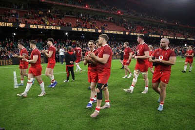 140326 - Wales v Italy - Guinness Six Nations Championship - Wales thank the fans