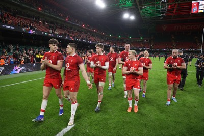 140326 - Wales v Italy - Guinness Six Nations Championship - Wales thank the fans