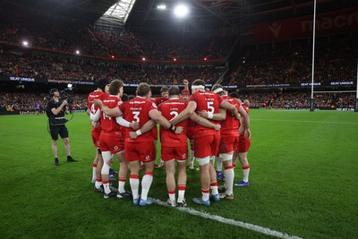 140326 - Wales v Italy - Guinness Six Nations Championship - Wales team huddle