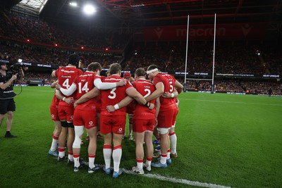 140326 - Wales v Italy - Guinness Six Nations Championship - Wales team huddle