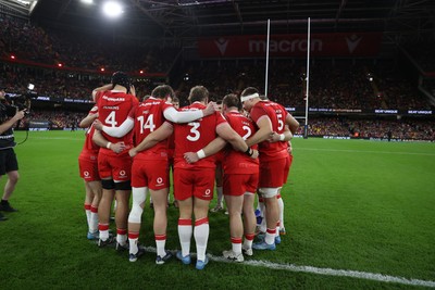 140326 - Wales v Italy - Guinness Six Nations Championship - Wales team huddle