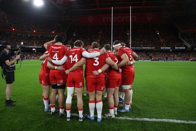 140326 - Wales v Italy - Guinness Six Nations Championship - Wales team huddle
