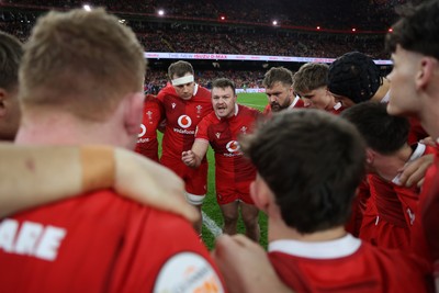 140326 - Wales v Italy - Guinness Six Nations Championship - Wales team huddle
