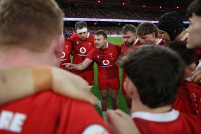 140326 - Wales v Italy - Guinness Six Nations Championship - Wales team huddle