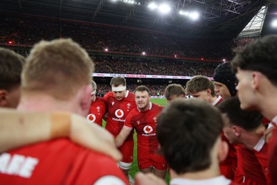 140326 - Wales v Italy - Guinness Six Nations Championship - Wales team huddle