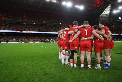 140326 - Wales v Italy - Guinness Six Nations Championship - Wales team huddle