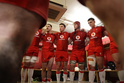 140326 - Wales v Italy - Guinness Six Nations Championship - Wales team huddle at half time