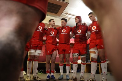 140326 - Wales v Italy - Guinness Six Nations Championship - Wales team huddle at half time
