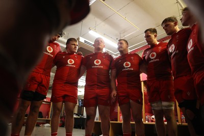 140326 - Wales v Italy - Guinness Six Nations Championship - Wales team huddle at half time