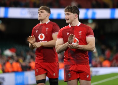 140326 - Wales v Italy - Guinness Six Nations Championship - Dan Edwards of Wales thanks the fans