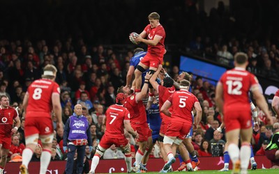 140326 - Wales v Italy, Guinness Six Nations 2026 - Alex Mann of Wales wins the lineout