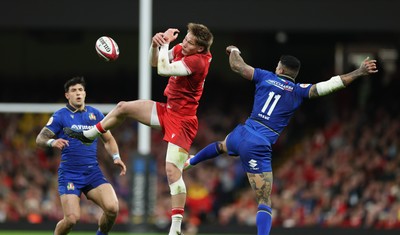 140326 - Wales v Italy, Guinness Six Nations 2026 - Ellis Mee of Wales and Monty Ioane of Italy compete for the ball