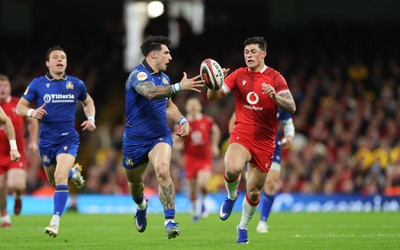 140326 - Wales v Italy, Guinness Six Nations 2026 - Tommaso Menoncello of Italy breaks away from Louis Rees-Zammit of Wales