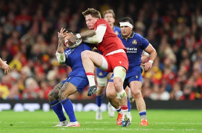 140326 - Wales v Italy, Guinness Six Nations 2026 - Ellis Mee of Wales and Monty Ioane of Italy compete for the ball