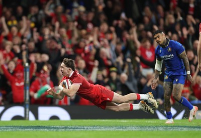 140326 - Wales v Italy, Guinness Six Nations 2026 - Dan Edwards of Wales dives in to score try