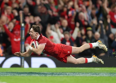 140326 - Wales v Italy, Guinness Six Nations 2026 - Dan Edwards of Wales dives in to score try