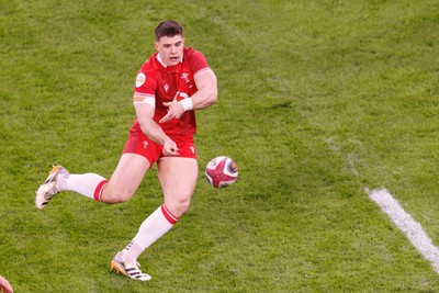 140326 - Wales v Italy - Guinness Six Nations - Joe Hawkins of Wales passes the ball