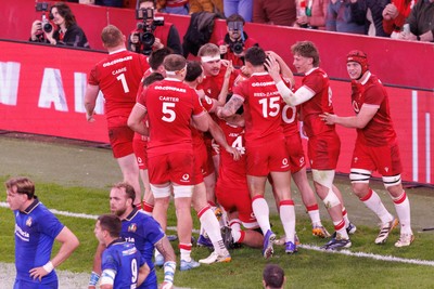 140326 - Wales v Italy - Guinness Six Nations - Wales celebrate after Aaron Wainwright of Wales scores a try