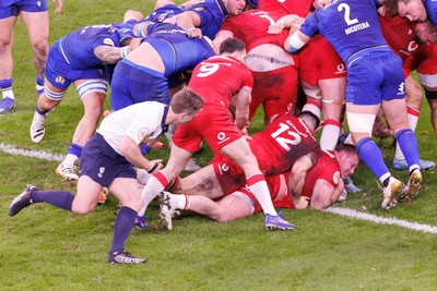140326 - Wales v Italy - Guinness Six Nations - Dewi Lake of Wales goes over for a try
