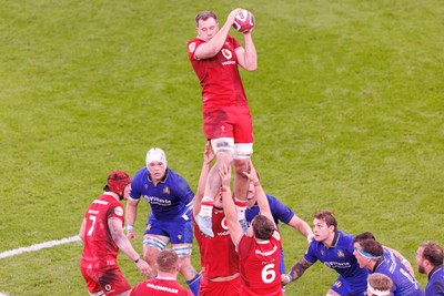 140326 - Wales v Italy - Guinness Six Nations - Ben Carter of Wales wins a lineout