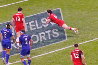 140326 - Wales v Italy - Guinness Six Nations - Dan Edwards of Wales goes over for a try