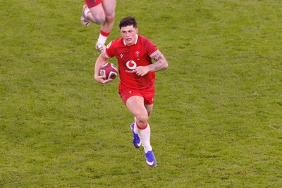 140326 - Wales v Italy - Guinness Six Nations - Louis Rees-Zammit of Wales looks for a gap