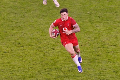 140326 - Wales v Italy - Guinness Six Nations - Louis Rees-Zammit of Wales looks for a gap