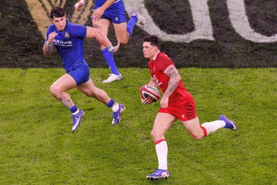 140326 - Wales v Italy - Guinness Six Nations - Louis Rees-Zammit of Wales on the attack