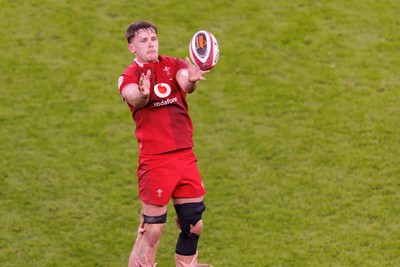 140326 - Wales v Italy - Guinness Six Nations - Alex Mann of Wales wins a lineout