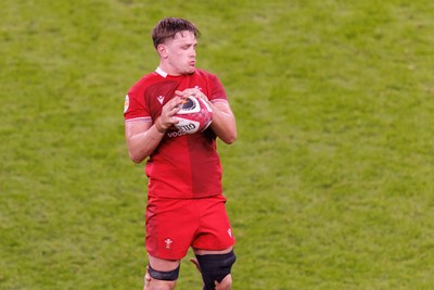 140326 - Wales v Italy - Guinness Six Nations - Alex Mann of Wales wins a lineout