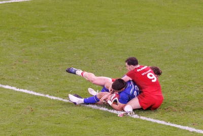 140326 - Wales v Italy - Guinness Six Nations - Tommaso Allan of Italy scores a try despite the tackle of Tomos Williams of Wales
