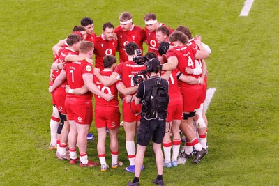 140326 - Wales v Italy - Guinness Six Nations - Wales team huddle before the match