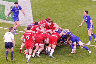 140326 - Wales v Italy - Guinness Six Nations - Ben Carter and Wales forwards drive a maul