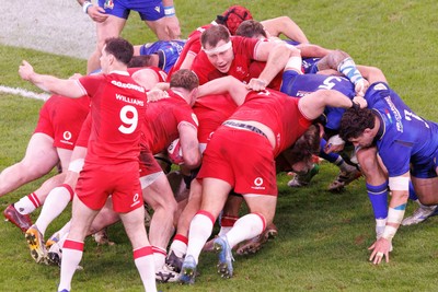 140326 - Wales v Italy - Guinness Six Nations - Ben Carter and Wales forwards drive a maul