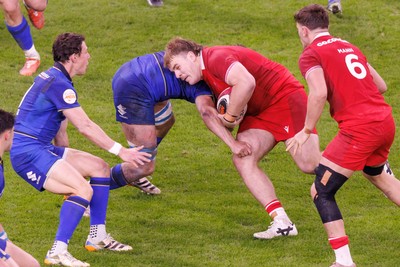 140326 - Wales v Italy - Guinness Six Nations - Archie Griffin of Wales runs at the defence