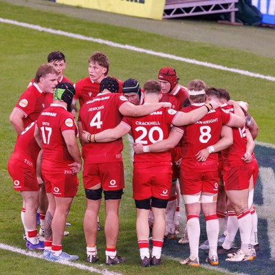 140326 - Wales v Italy - Guinness Six Nations - Wales huddle