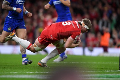 140326 - Wales v Italy - Guinness Men's Six Nations - Aaron Wainwright of Wales scores a try